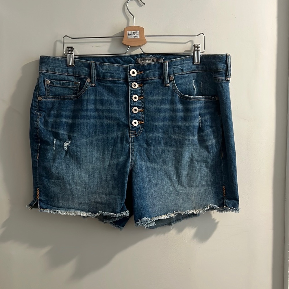 Torrid medium blue denim shorts size 18